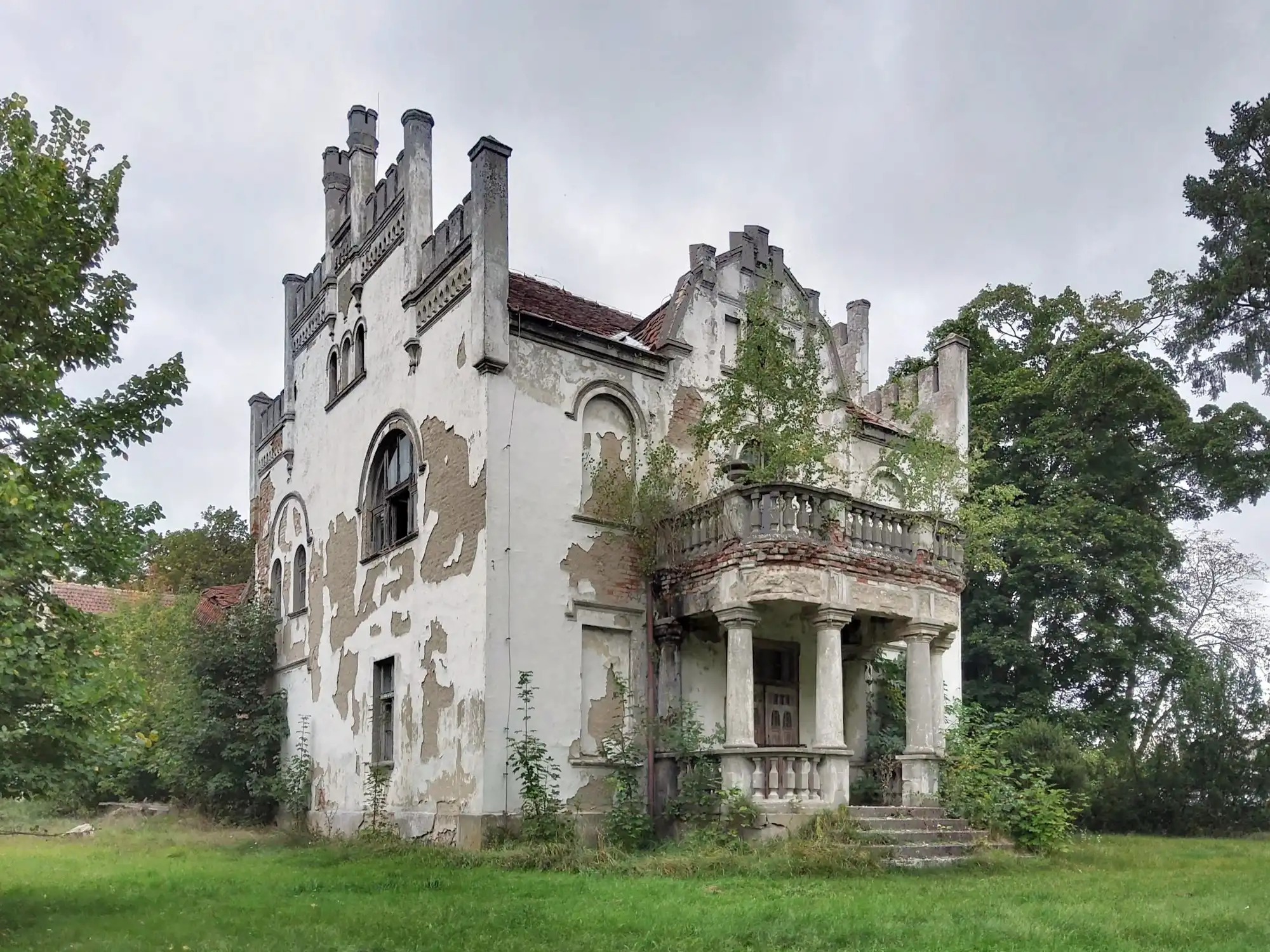 Obrázky Zámeček v Piotrowě s parkem a historickými objekty
