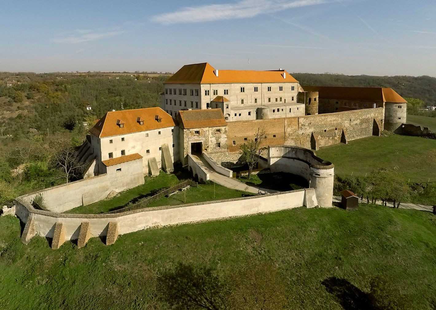 Obrázky Rozsáhlý zámecký komplex na jižní Moravě