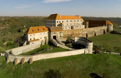 Nemovitosti, Rozsáhlý zámecký komplex na jižní Moravě