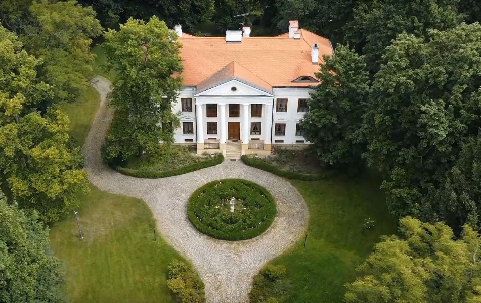 Obrázky Zrekonstruovaný zámek u Varšavy