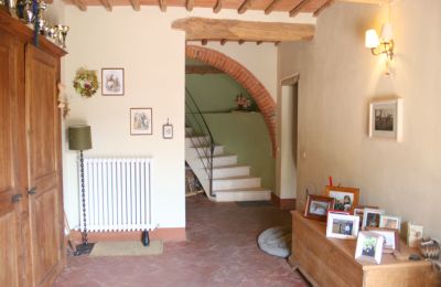 Venkovský dům na prodej Arezzo, Toscana:  RIF2262-lang8#RIF 2262 Eingangsbereich mit Treppenaufgang