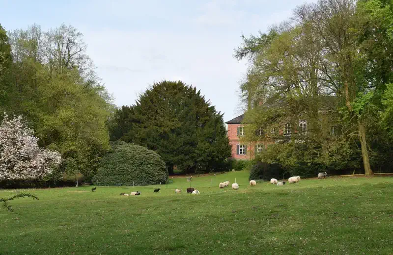 Park zámečku Niendorf / Stecknitz poblíž Hamburku