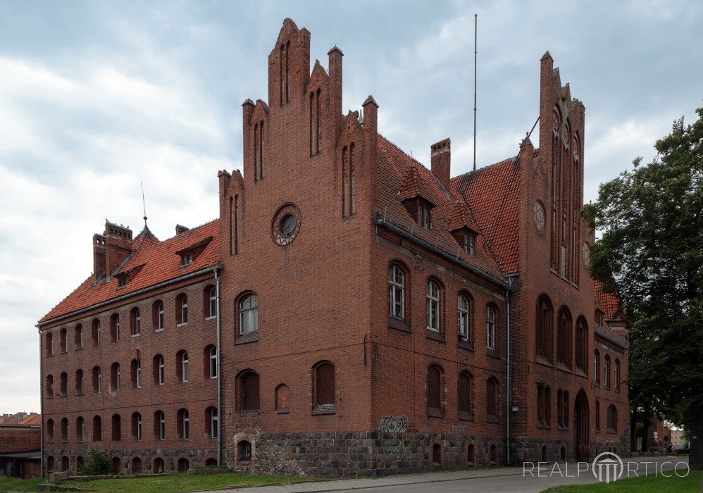 Entwicklungsimmobilien: Historisches Schulgebäude in Pommern, Polsko