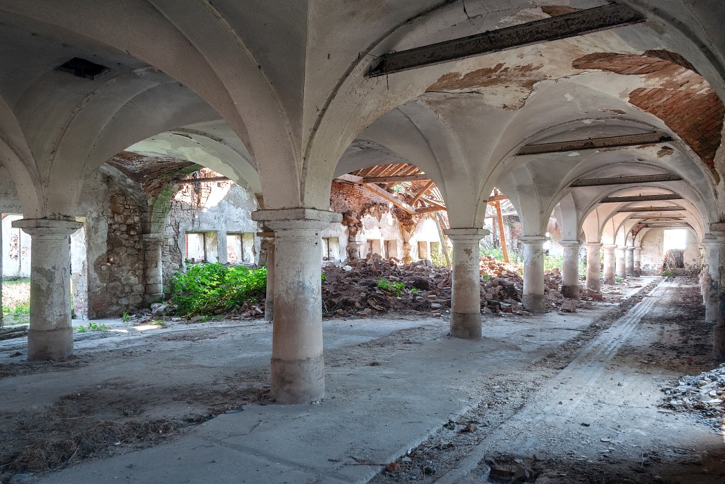 Alter Gutshof: Eindrucksvolles Stallgebäude, Dolní Slezsko