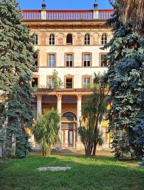 Bellagio, Parco Martiri della Libertà - Opuštěný Grand Hotel u jezera Como