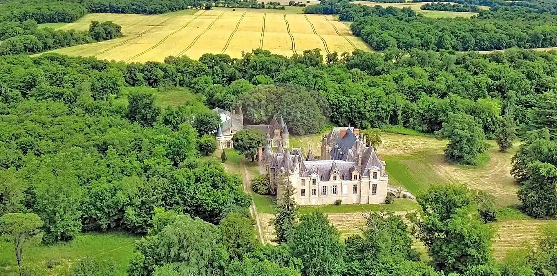 Chateau mezi Tarbes a Auch s oficínou, kaplí a parkem, Francie
