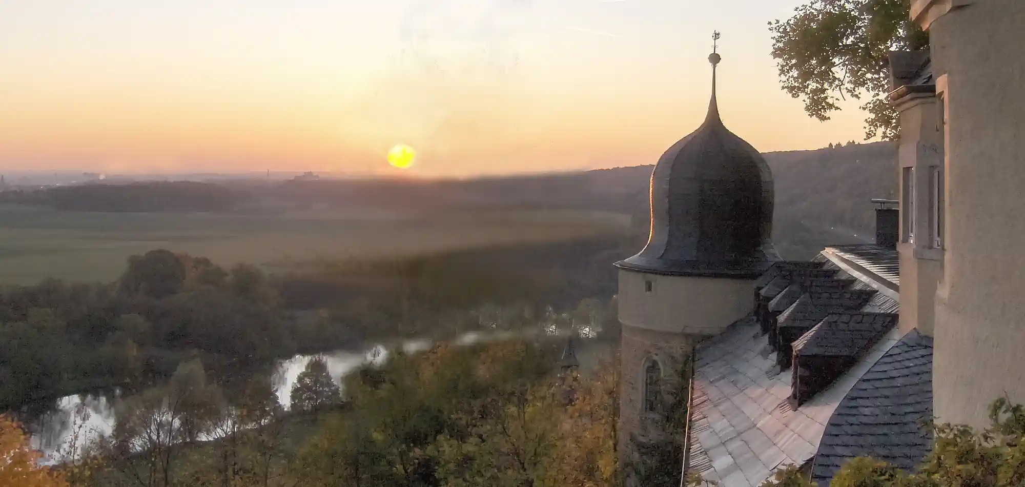 Hrad/Zámek s výhledem na Mohan u Schweinfurtu, Německo