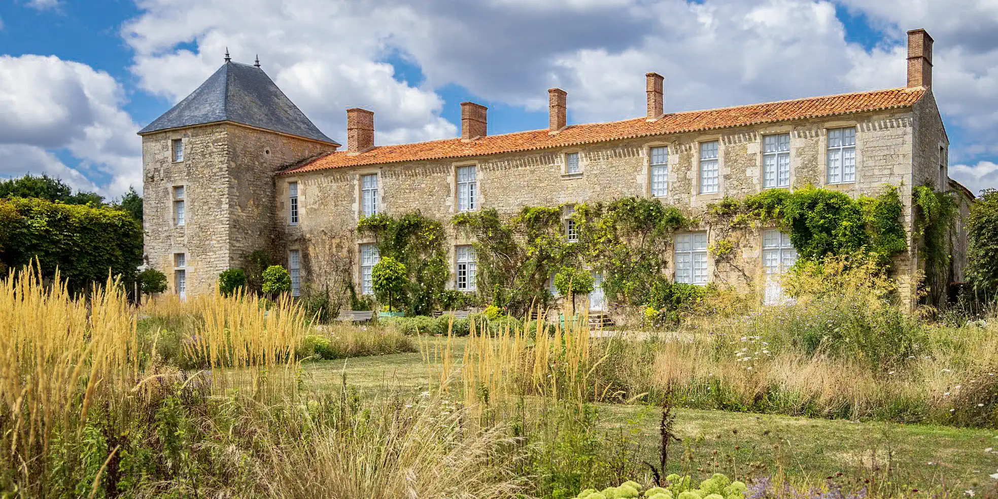 Chateau s obnovenými renesančními zahradami v oblasti Loiry, Historická vila