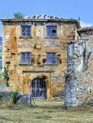 Renovace vyžadující zámeček ze 16. století na poutní cestě do Santiaga, Sariego, Asturias
