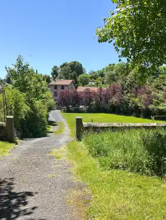 Bývalý klášter v Auvergne s gîte a soukromou zahradou, Auvergne-Rhône-Alpes