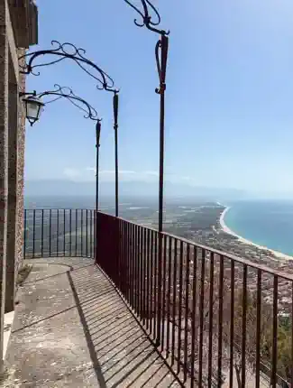 Zámek s výhledem na moře v historickém centru Nicotery, Nicotera, Calabria