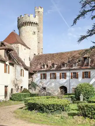 Hrad Veauce severně od Clermont Ferrand - ohrožená památka, Veauce, Auvergne-Rhône-Alpes
