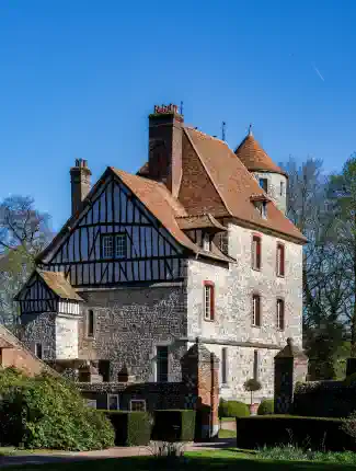 Zámek s vodním příkopem v Normandii, 76000 Rouen, Normandie