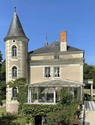 Château v oblasti Loiry s parkem, jezerem a dvěma vedlejšími budovami, La Roche-Posay, Nová Akvitánie