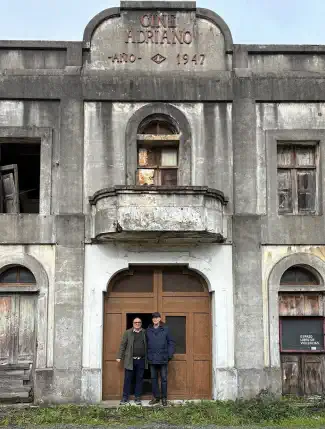 Poválečné divadlo s velkým sálem, střešní terasou a výhledem na zálivy, A Coruña, Galicia