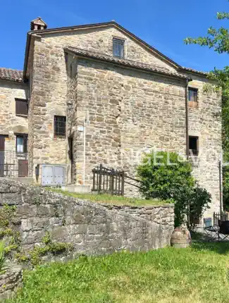 Zrekonstruovaný kamenný dům se zahradou u Parmy, Ravarano Castello, Emilia-Romagna