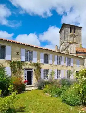 Zrekonstruovaná templářská komandérie s přilehlými budovami, Beauvais-sur-Matha, Nouvelle-Aquitaine