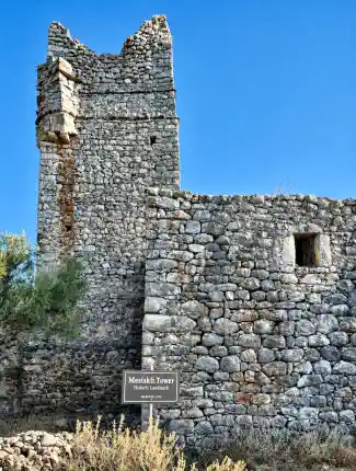 Historický věžový dům k rekonstrukci v Nomia, Mani