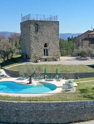 Usedlost s románskou věží, dvěma kamennými domy, 4 jednotkami, bazénem a olivovým hájem, 06010 Monte Santa Maria Tiberina, Umbria