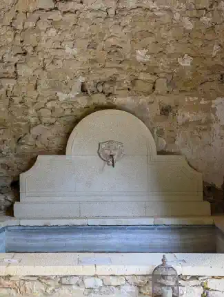 Usedlost se sklepními klenbami, dvorem a idylickou zahradou u Uzès