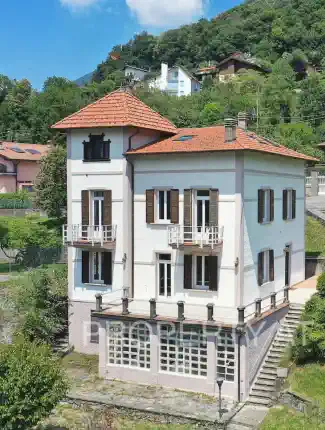 Renovovaná secesní vila s panoramatickým výhledem, Dizzasco, Lombardie