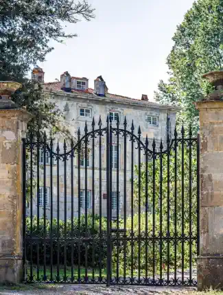 Historická rezidence v Toskánsku u Luccy s vilou, přístavky, kaplí, olivovým hájem a vinicí, Capannori, Toskánsko