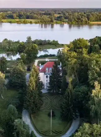 Panské sídlo na řece Visle severozápadně od Varšavy, Smoszewo, Mazovsko