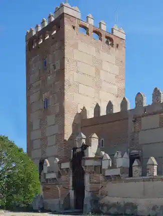 Hrad z 15. století severozápadně od Madridu, Narros de Saldueña, Kastilie a León