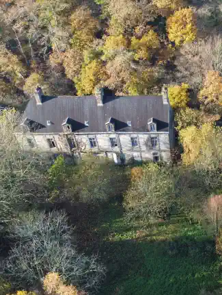 Bývalé opatství v Normandii – 18. století rezidence v palácovém stylu se středověkými ruinami, Flers, Normandie