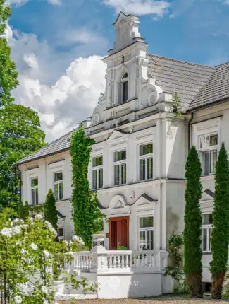 Zrekonstruovaný zámeček ve středním Polsku, Pstrokonie, Lodž
