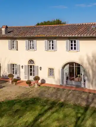 Restaurované toskánské venkovské sídlo ze 17. století s bazénem nedaleko Pisy a pobřeží, San Piero a Grado, Toscana