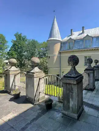 Zámek v Łubie: Neoklasicistní perla ve Slezsku, Łubie, Slezské vojvodství