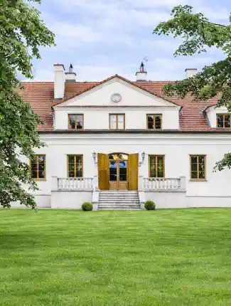 Rekonstruovaný zámeček na severu od Varšavy, 6 hektarů parku, vedlejší budovy a rybník, Strzegocin, Mazovsko
