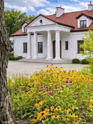 Rekonstruovaný zámeček na severu od Varšavy, 6 hektarů parku, vedlejší budovy a rybník