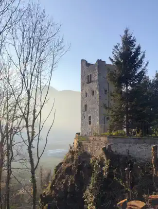 Středověká obranná věž s vyhlídkovou plošinou v Trontanu, Trontano, Piemont