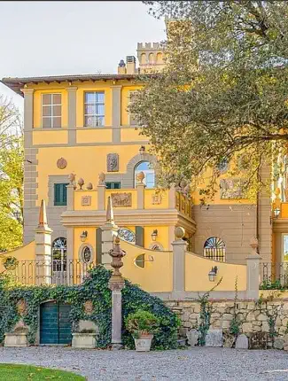 Historická vila Augusto Rey v toskánském neorenesančním stylu poblíž Pisy a Luccy, Tripalle, Toscana