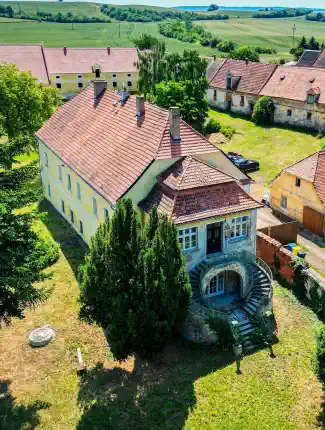 Barokní zámek s vrchnostenským statkem, Žatec – Milčeves