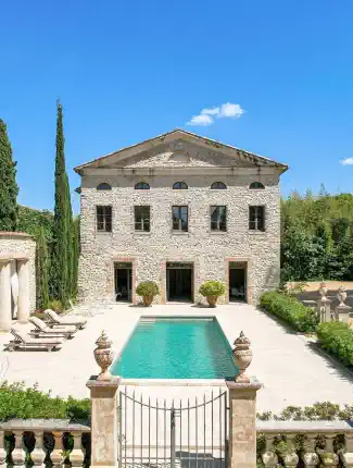 Château u Uzès s významným původním vybavením z několika století, Uzès, Okcitánie