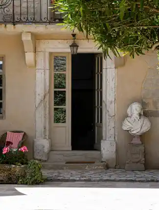 Anwesen mit privatem Innenhof, Pool und mittelalterlichen Details bei Uzès