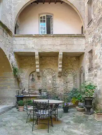 Historická rezidence s nádvořím a 7 apartmány nedaleko Uzès, Uzès, Occitanie