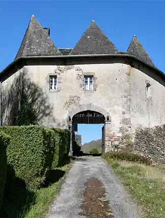 Částečně zrestaurovaný hrad v Corrèze, Nová Akvitánie, Nouvelle-Aquitaine