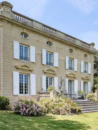 Francouzský zámeček s kaplí, oranžerií a bazénem u Lyonu, Vaugneray, Auvergne-Rhône-Alpes