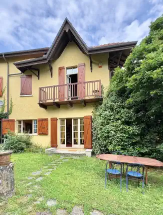 Dvě historické vily se zahradou a výhledem na jezero Lago Maggiore v Campinu, Campino, Piemont