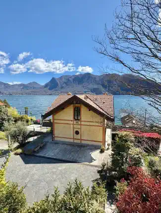 Zrekonstruovaný historický dům se třemi bytovými jednotkami a výhledem na jezero, 28823 Ghiffa, Piemonte