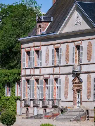 Zámek v Louis XIII stylu s věžemi, parkem a kanálem u Sens (Burgundsko), Sens, Bourgogne-Franche-Comté