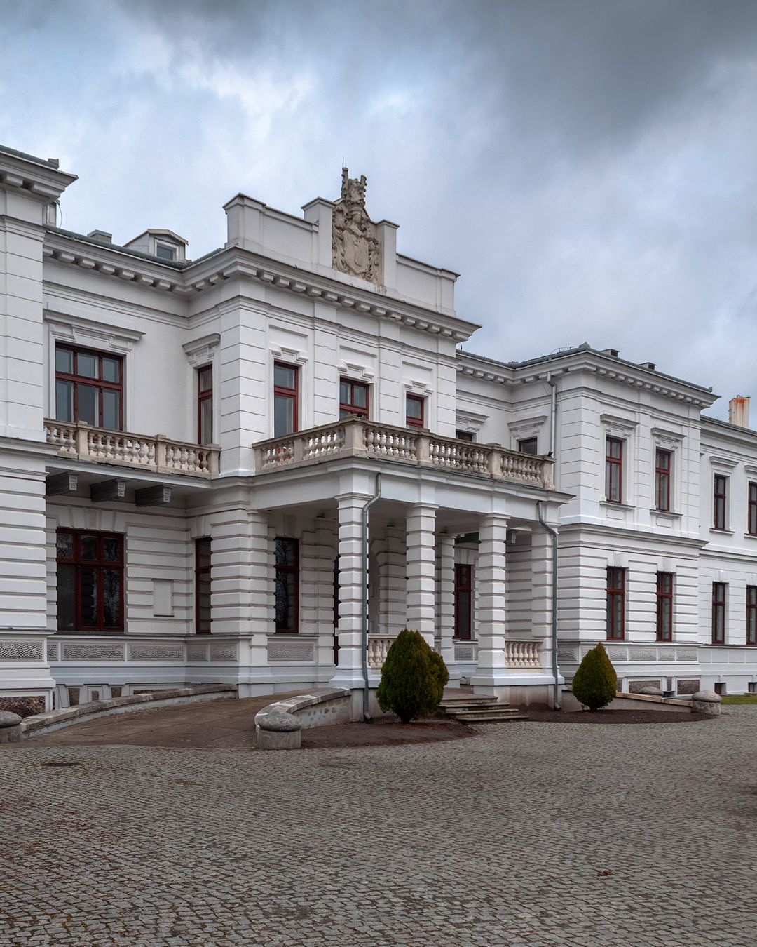 Portikus Schloss in Szymanów, powiat sochaczewski, Masowien